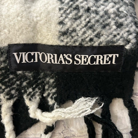 VICTORIA’S SECRET CHUNKY PLAID BLACK AND WHITE WITH FRINGE OVERSIZED SCARF - Picture 7 of 7